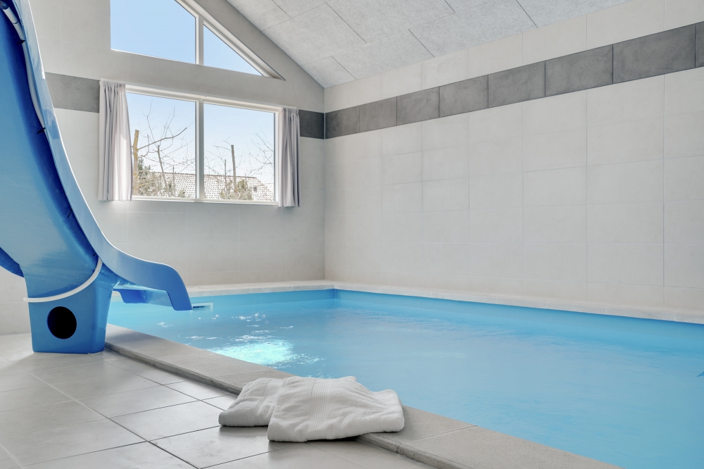 Den härliga poolen i lyxstuga nr 525 för 16 personer