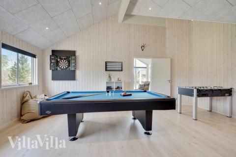 Förutom de många timmar som du kan tillbringa i stugans poolavdelning erbjuder lyxstuga 525 även biljard, bordtennis och dart