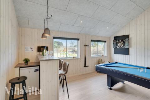 Lyxstuga 525 för 16 personer har ett stort aktivitetsrum med bl.a. biljard och dart