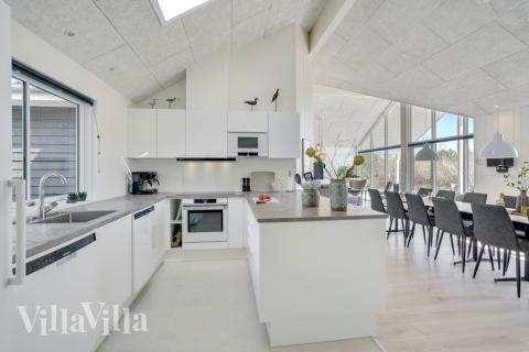 Ni kan sitta 16 personer tillsammans i vardagsrummet när ni besöker lyxhus nr 525 i Lolland/Falster/Møn.