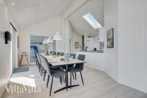 Vardagsrummet i lyxstuga nr. 525 har plats för 16 personer.