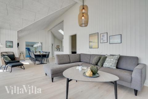 I soffhörnan i lyxstuga 525 i Lolland/Falster/Møn kan ni spela brädspel eller titta på film tillsammans.