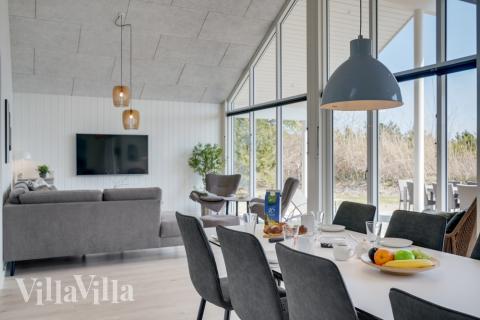 Det stora ljusa vardagsrummet i lyxstuga nr 525 för 16.