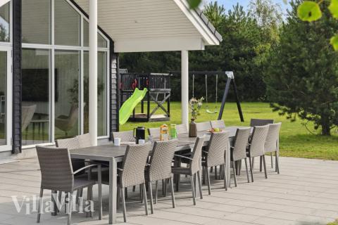 På terrassen i sommarhus nr 525 finns det plats för upp till 16 gäster.