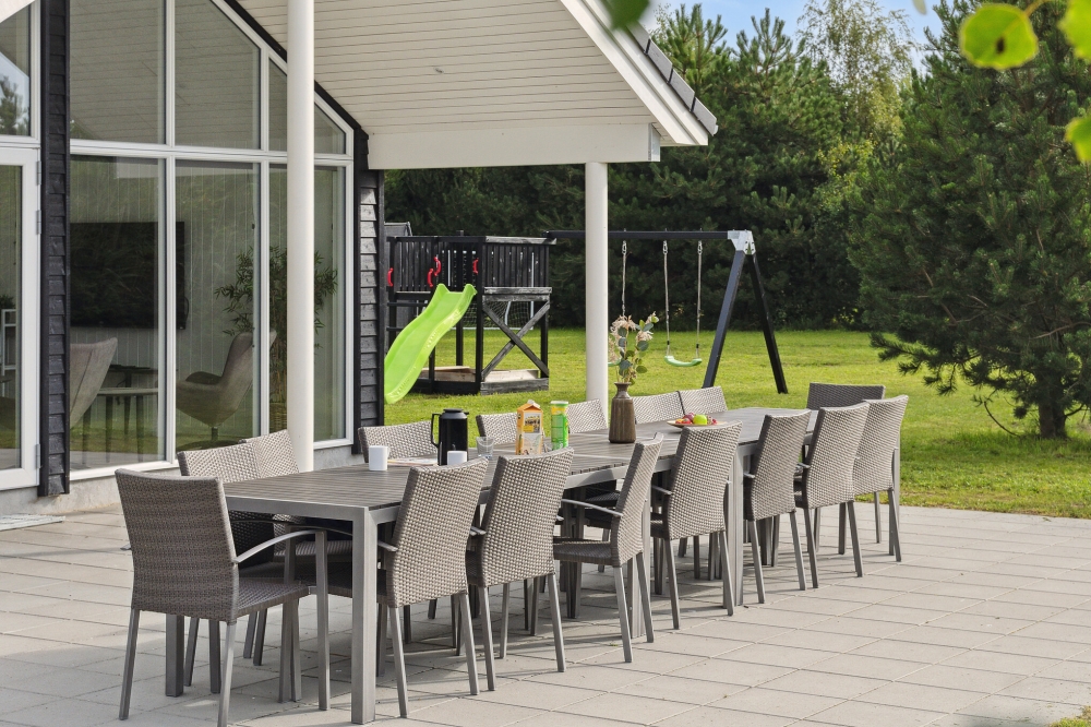 På terrassen i sommarhus nr 525 finns det plats för upp till 16 gäster.