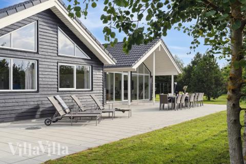 Njut av en grillkväll på terrassen i lyxstuga nr 525 i Lolland/Falster/Møn