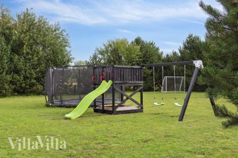 Till den trevliga sommarstugan nr 525 i Lolland/Falster/Møn erbjuds en mängd utomhusaktiviteter, t.ex. lektorn och gungor