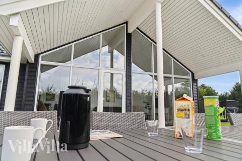 Stor terrass i lyxstuga nr 525 i Lolland/Falster/Møn.