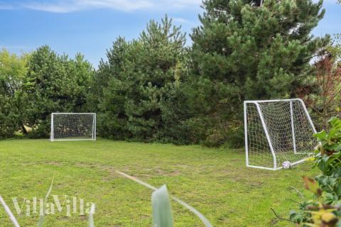 Utomhusaktiviteter kring sommarhus nr 525.