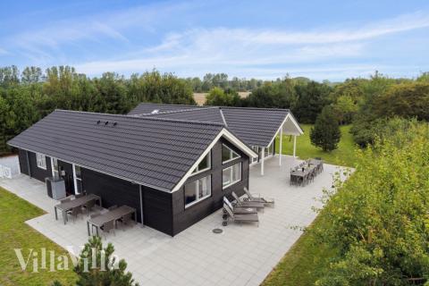 Den praktfulla poolstugan nr 525 med plats för 16 personer ligger i Lolland/Falster/Møn