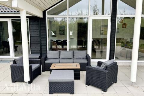 Lyxstuga nr 525 har en härlig terrass med sköna trädgårdsmöbler för 16 personer.