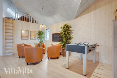 Lyxstuga 524 för 16 personer har ett stort aktivitetsrum med bl.a. biljard och dart