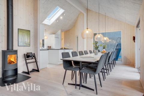 Vardagsrummet i lyxstuga nr. 524 har plats för 16 personer.