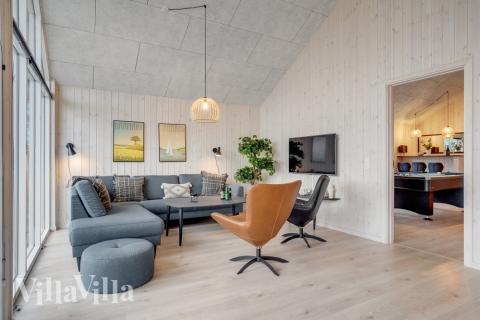 I soffhörnan i lyxstuga 524 i Sydjylland kan ni spela brädspel eller titta på film tillsammans.