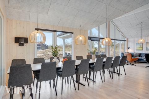 Det stora ljusa vardagsrummet i lyxstuga nr 524 för 16.