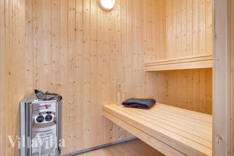 Njut av bastuvärmen i lyxstuga nr 524 för 16 personer