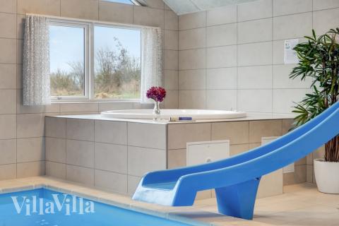 Njut av spabadets värme i lyxstuga nr 524 i Sydjylland