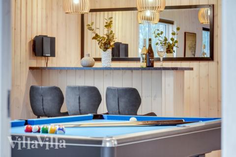 Aktivitetsrum i lyxstuga nr 524 med 6 sovrum och plats för 16 personer.