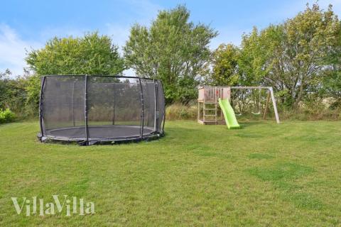 Till den trevliga sommarstugan nr 524 i Sydjylland erbjuds en mängd utomhusaktiviteter, t.ex. lektorn och gungor