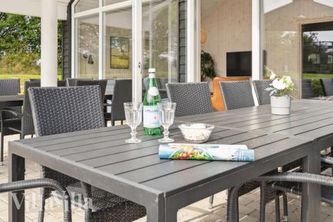 På terrassen i sommarhus nr 524 finns det plats för upp till 16 gäster.