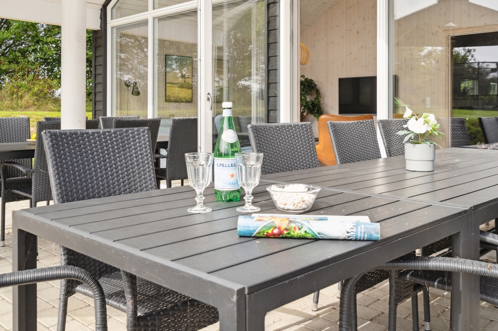 På terrassen i sommarhus nr 524 finns det plats för upp till 16 gäster.