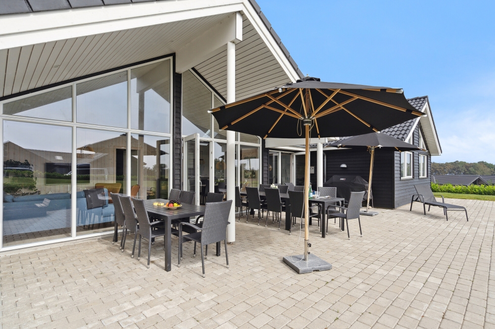 Njut av en grillkväll på terrassen i lyxstuga nr 524 i Sydjylland
