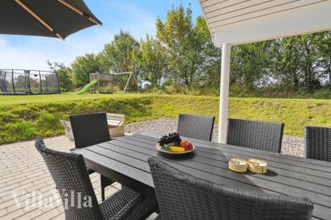 Stor terrass i lyxstuga nr 524 i Sydjylland.