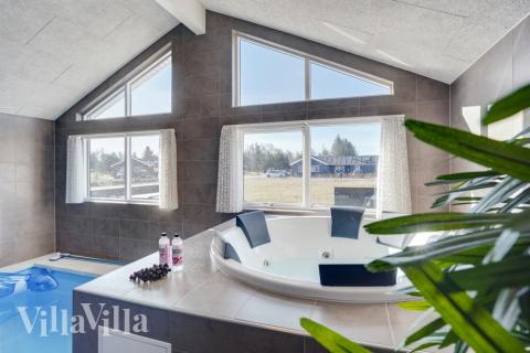 Njut av spabadets värme i lyxstuga nr 523 i Nordjylland