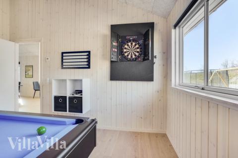 Tävla i sommarhusets aktivitetsrum när ni besöker lyxhus nr 523 i Nordjylland.