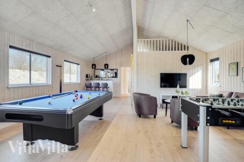 Lyxstuga 523 för 18 personer har ett stort aktivitetsrum med bl.a. biljard och dart