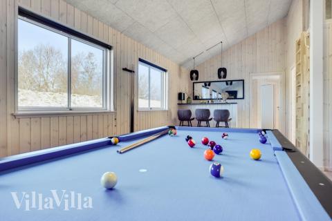 Förutom de många timmar som du kan tillbringa i stugans poolavdelning erbjuder lyxstuga 523 även biljard, bordtennis och dart