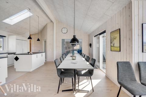 Ni kan sitta 18 personer tillsammans i vardagsrummet när ni besöker lyxhus nr 523 i Nordjylland.