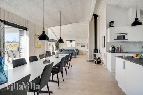 Vardagsrummet i lyxstuga nr. 523 har plats för 18 personer.