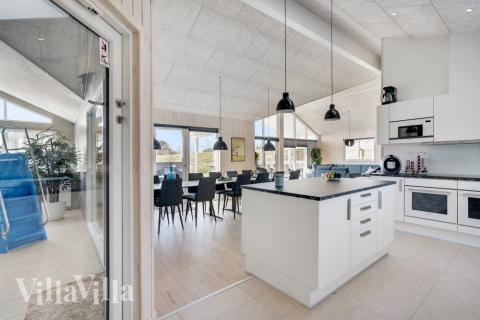 Välinrett kök i lyxstuga nr 523 i Nordjylland.