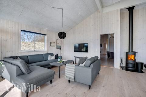 I soffhörnan i lyxstuga 523 i Nordjylland kan ni spela brädspel eller titta på film tillsammans.