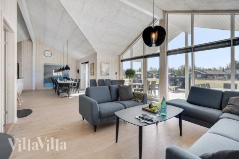 Soffhörnan i lyxstuga 523 i Nordjylland.