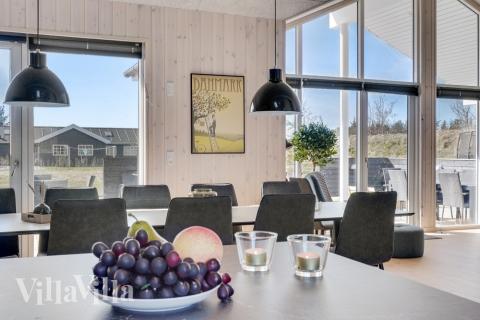 Det stora ljusa vardagsrummet i lyxstuga nr 523 för 18.