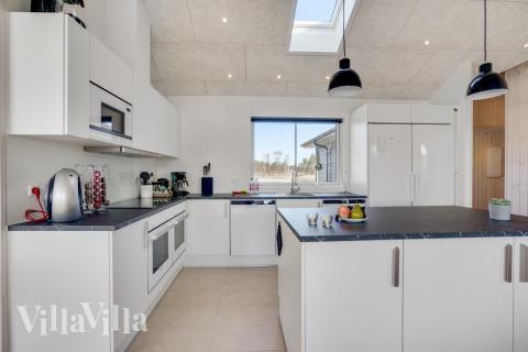 Köket i lyxstuga nr 523 är utrustat så att ni kan laga mat till 18 personer.