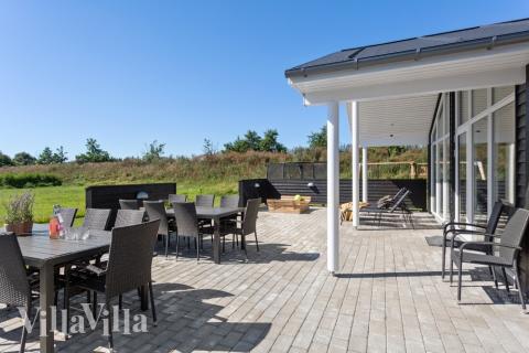 Stor terrass i lyxstuga nr 523 i Nordjylland.