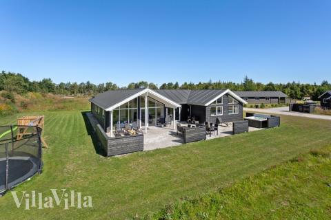 Den tjusiga sommarstugan nr 523 med gott om plats för upp till 18 personer