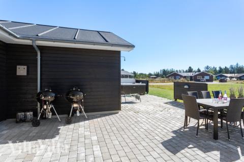 Lyxstuga nr 523 har en härlig terrass med sköna trädgårdsmöbler för 18 personer.