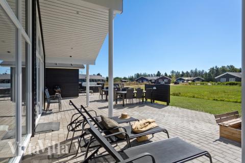 På terrassen i sommarhus nr 523 finns det plats för upp till 18 gäster.