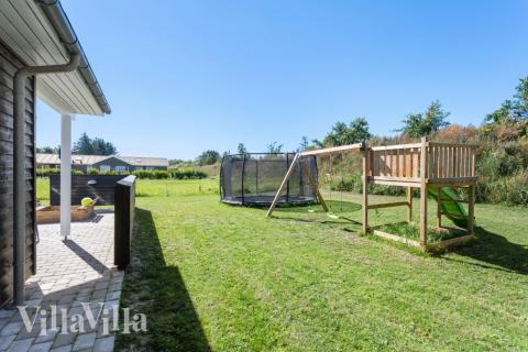 Till den trevliga sommarstugan nr 523 i Nordjylland erbjuds en mängd utomhusaktiviteter, t.ex. lektorn och gungor