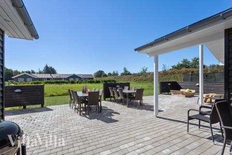 Njut av en grillkväll på terrassen i lyxstuga nr 523 i Nordjylland