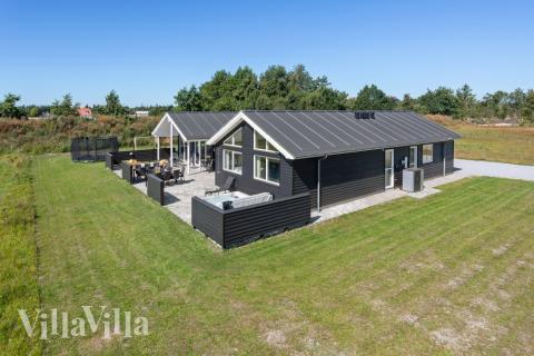 Den praktfulla poolstugan nr 523 med plats för 18 personer ligger i Nordjylland