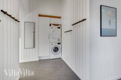 Den rymliga entrén i lyxstuga nr 536 i Vestjylland