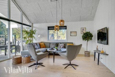 I soffhörnan i lyxstuga 536 i Vestjylland kan ni spela brädspel eller titta på film tillsammans.