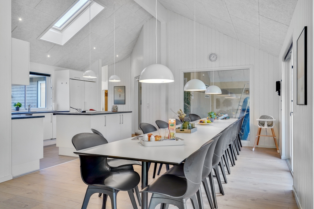 Det stora ljusa vardagsrummet i lyxstuga nr 536 för 18.