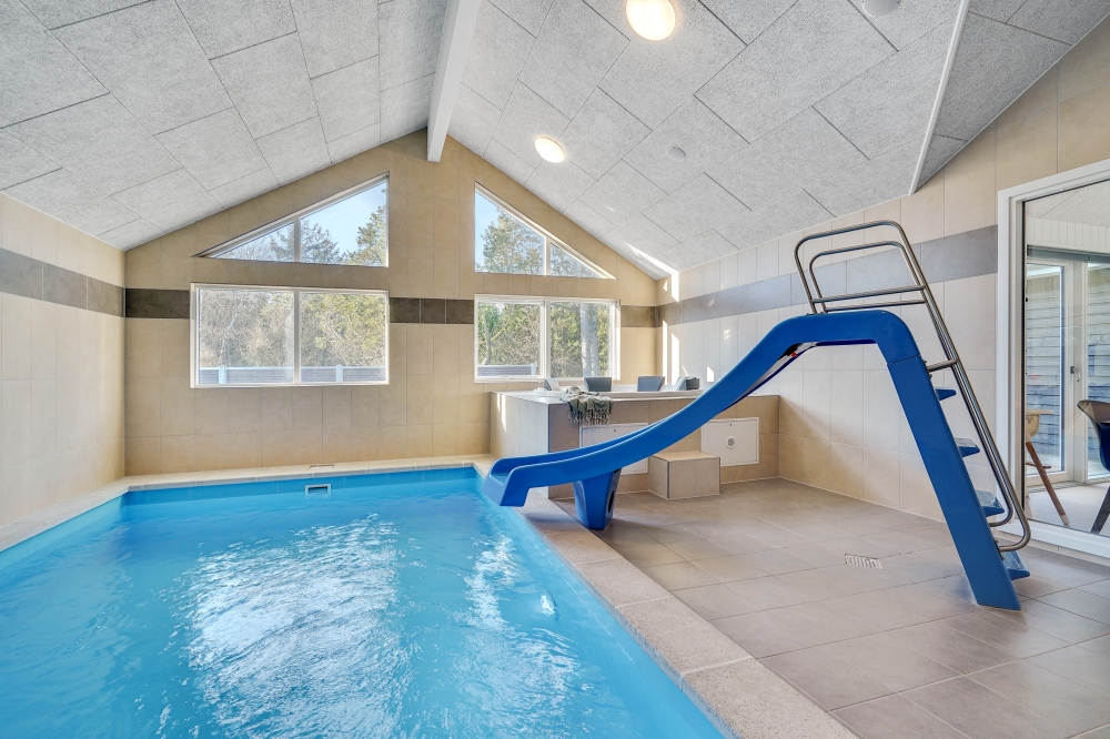 Den härliga poolen i lyxstuga nr 536 för 18 personer