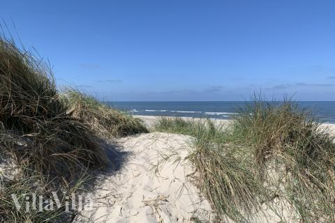 Stranden i närheten av lyxhus 536.